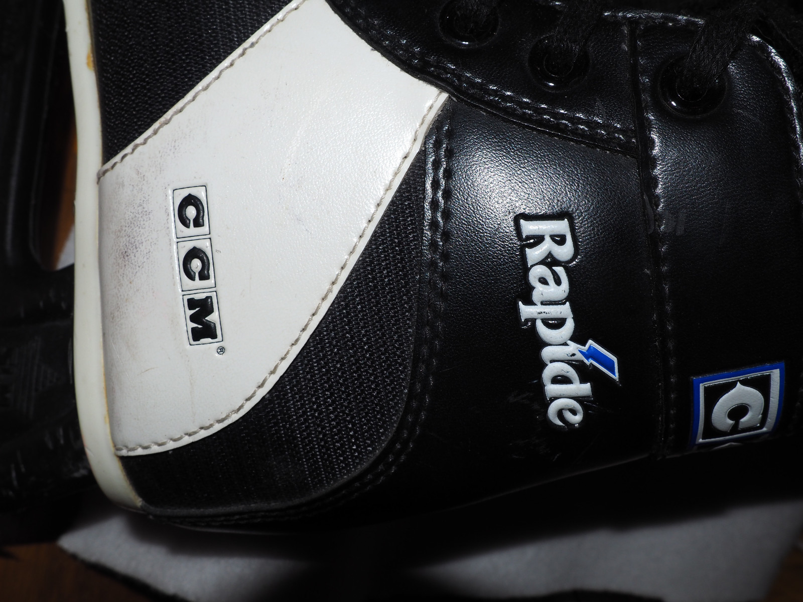 CCM 101 RAPIDE  BLACK & WHITE BOYS HOCKEY ICE SKATES SIZE 4 YOUTH