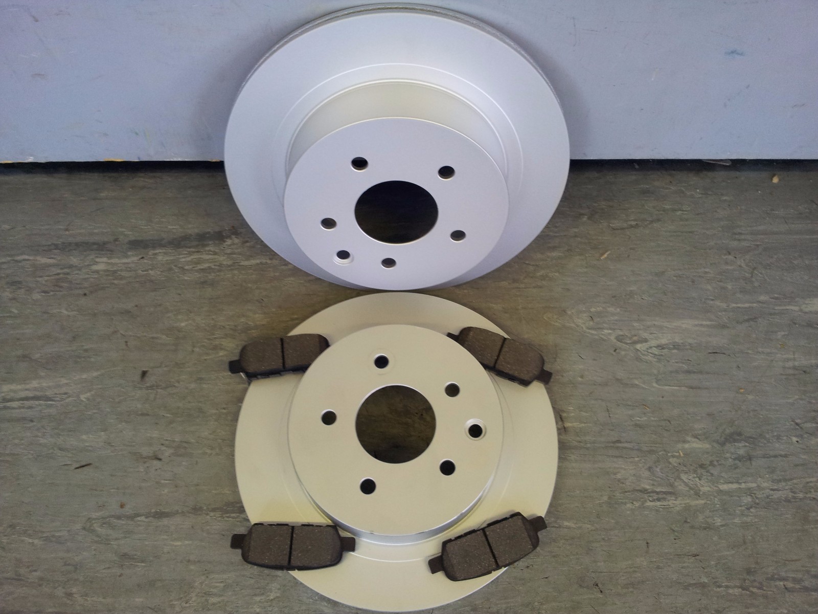 NISSAN QASHQAI+2 REAR VENTED BRAKE DISCS AND PADS 20072013 NEW COATED