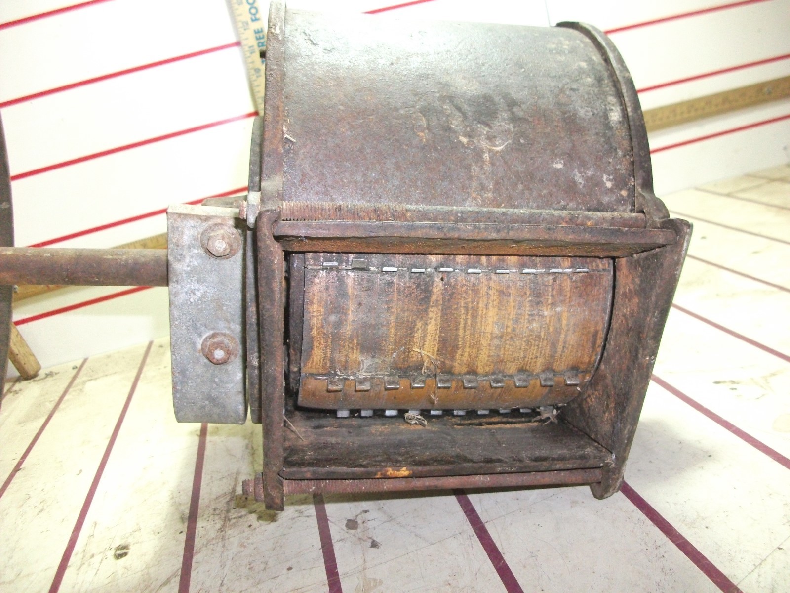 antique  MILL, SUGARCANE MILL, ROLLER PRESS, JUICE EXTRACTOR, hand crank HR