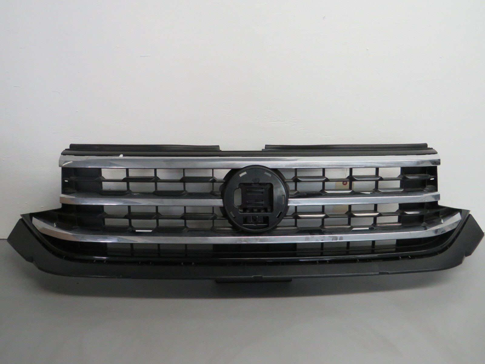 VOLKSWAGEN ALLEY 看板 2017 2018 2019 VOLKSWAGEN ATLAS FRONT GRILLE WITH CAMERA AND