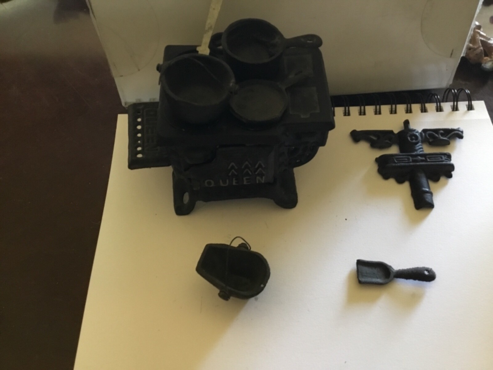 VINTAGE QUEEN MINI CAST IRON STOVE W/ ACCESORIES CHILD TOY DOLLHOUSE POTS PANS