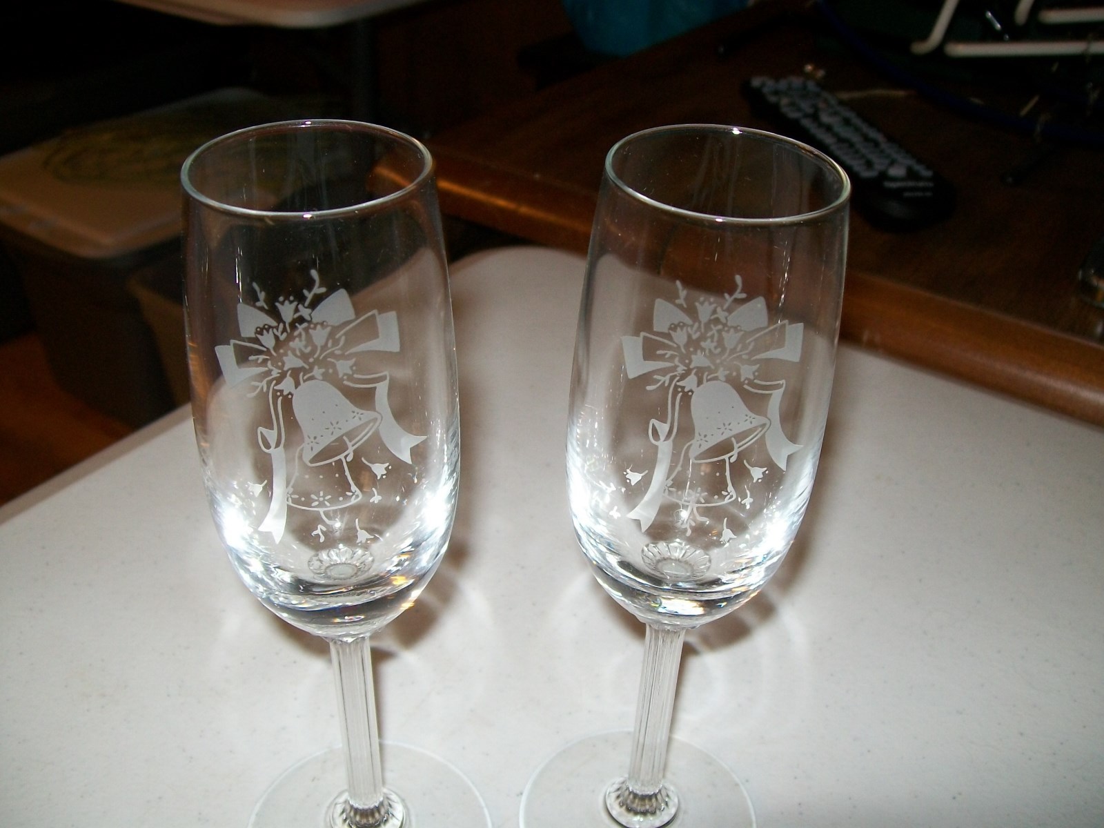 WEDDING CHAMPAGNE GLASSES / TOASTING GLASSES / ETCHED WEDDING BELLS