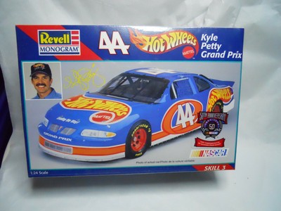 1997 Revell Monogram 44 Hot Wheels Kyle Petty Grand Prix Kit 85-2524 SEALED