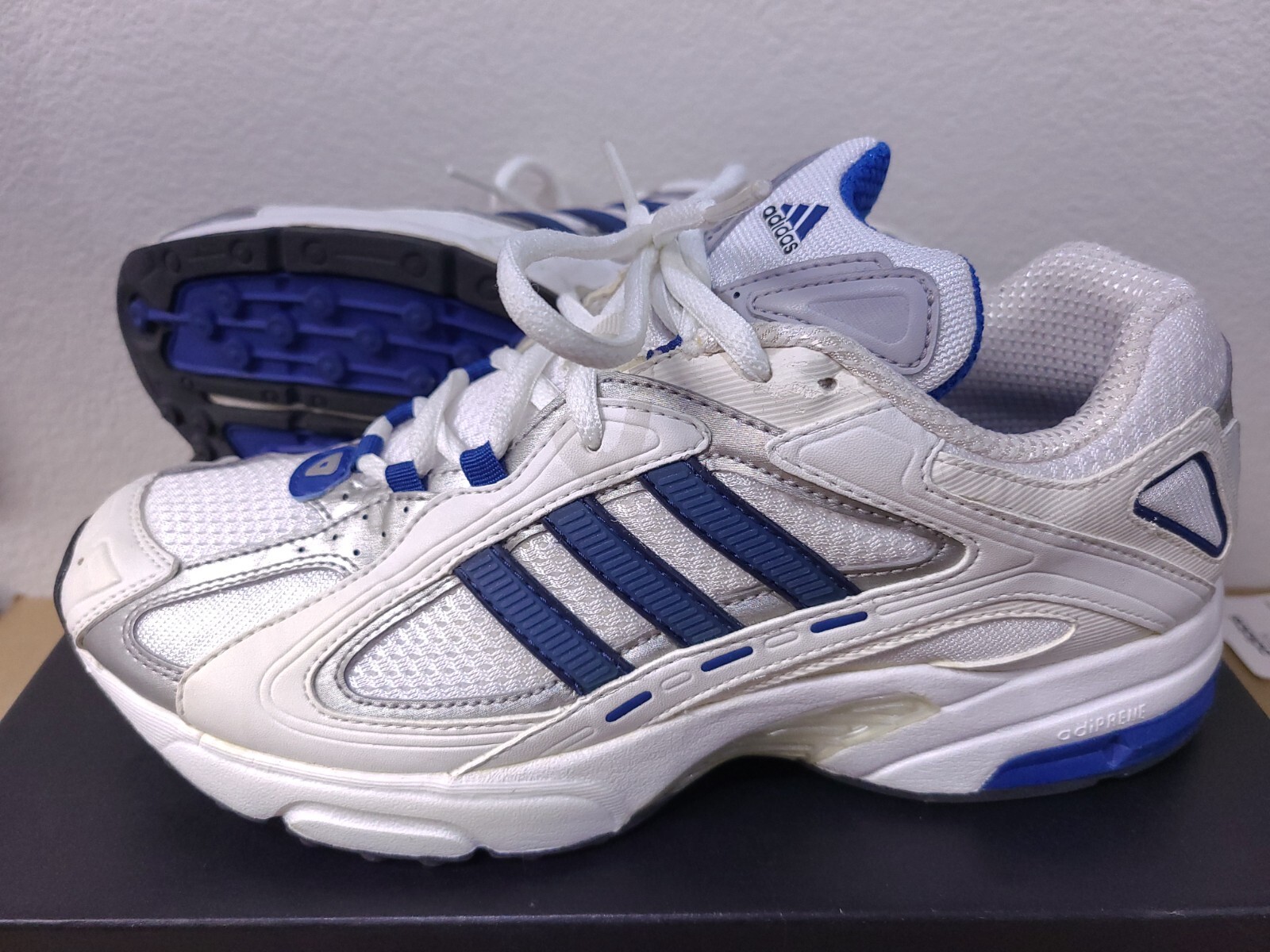 NEW Vintage adidas Escalate Size 8 White/Blue Running Shoes