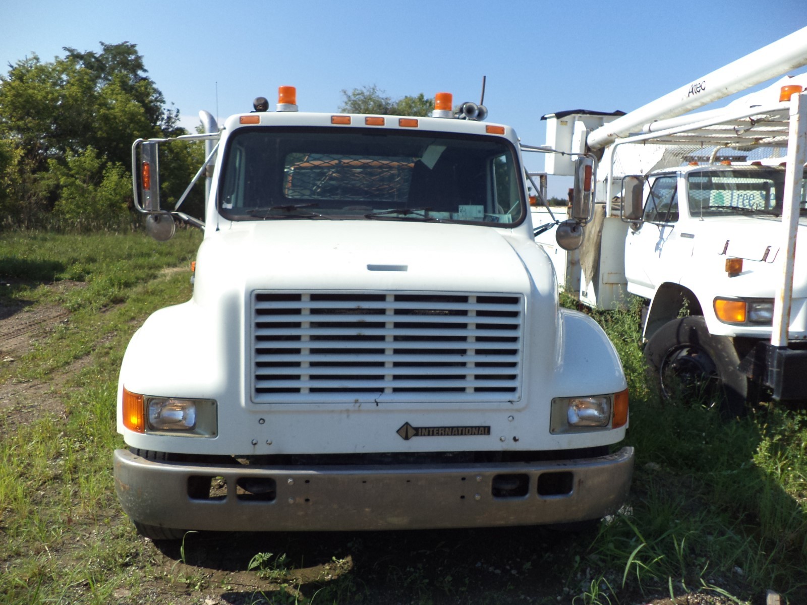 2002 INTERNATIONAL 4600 DT444 wrecker or equipment hauler,