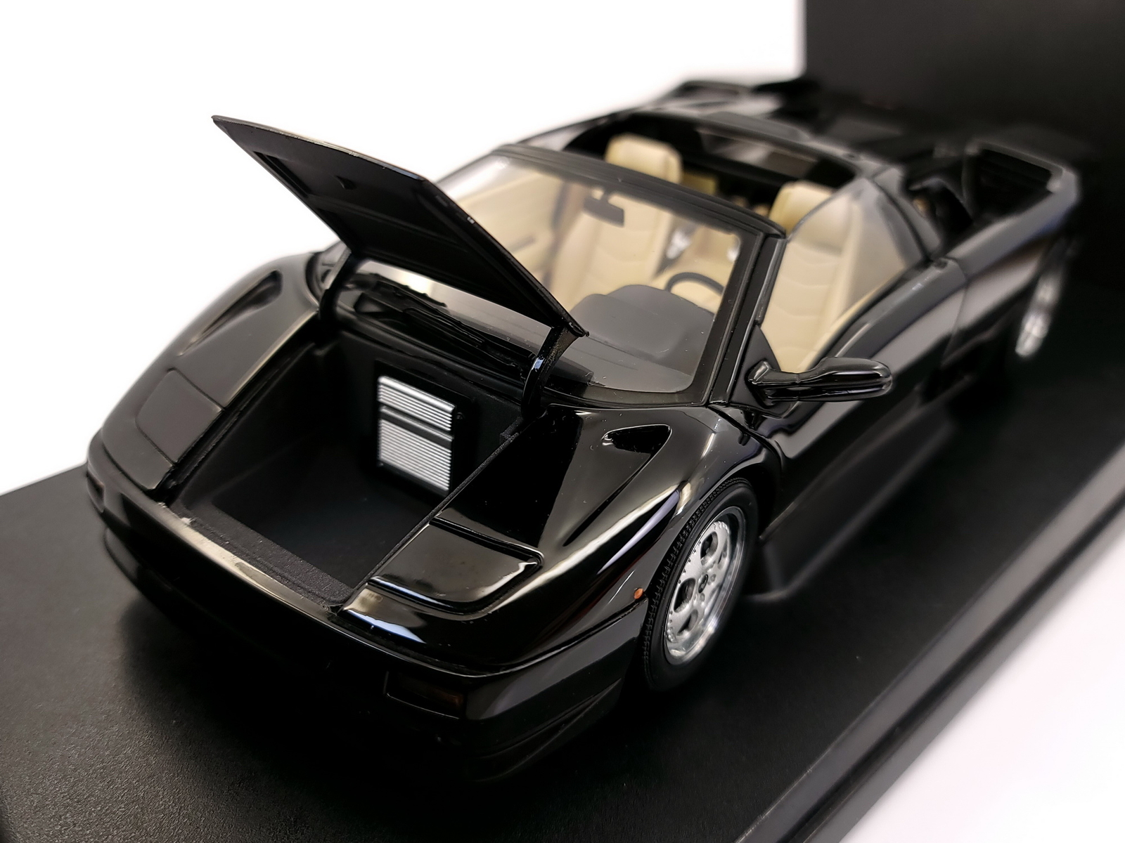 オートアート製 ランボルギーニ ディアブロVTロードスター 1/18 オートアート】 1/18 ランボルギーニ ディアブロ SV-R （DEEP