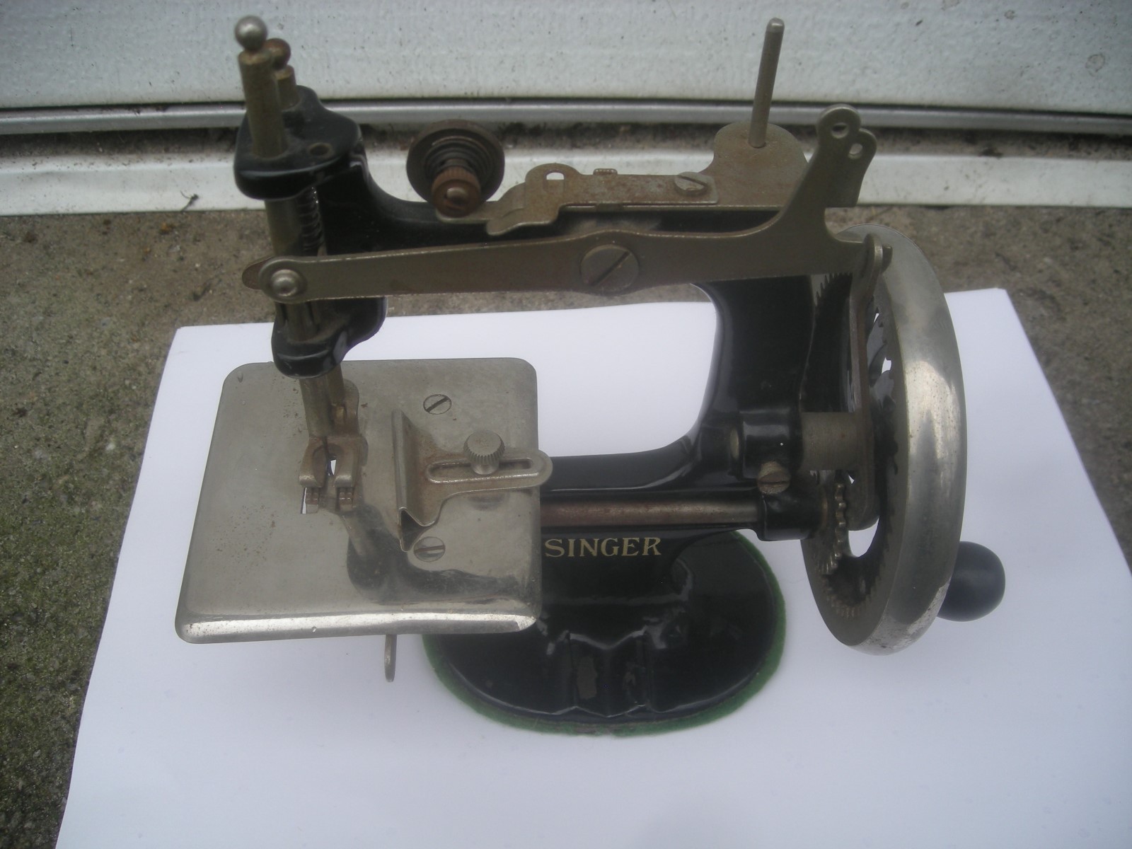 Antique Child's Toy 7 Spoke Singer Sewing Machine Model 20 READ FULL DESCRIPTION