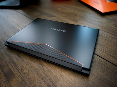 GIGABYTE AERO 15 Classic-WA-F74ADP 15'' Thin Bezel LG 144Hz FHD IPS LCD,...