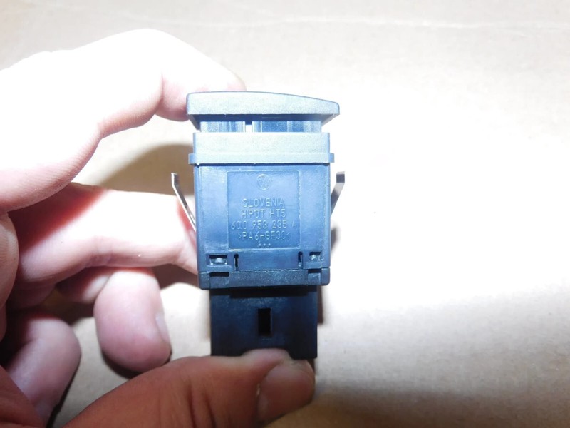 Schalter Warnblinkleuchte Warnblinkschalter 6q0953235a Vw Polo 9n 9n3