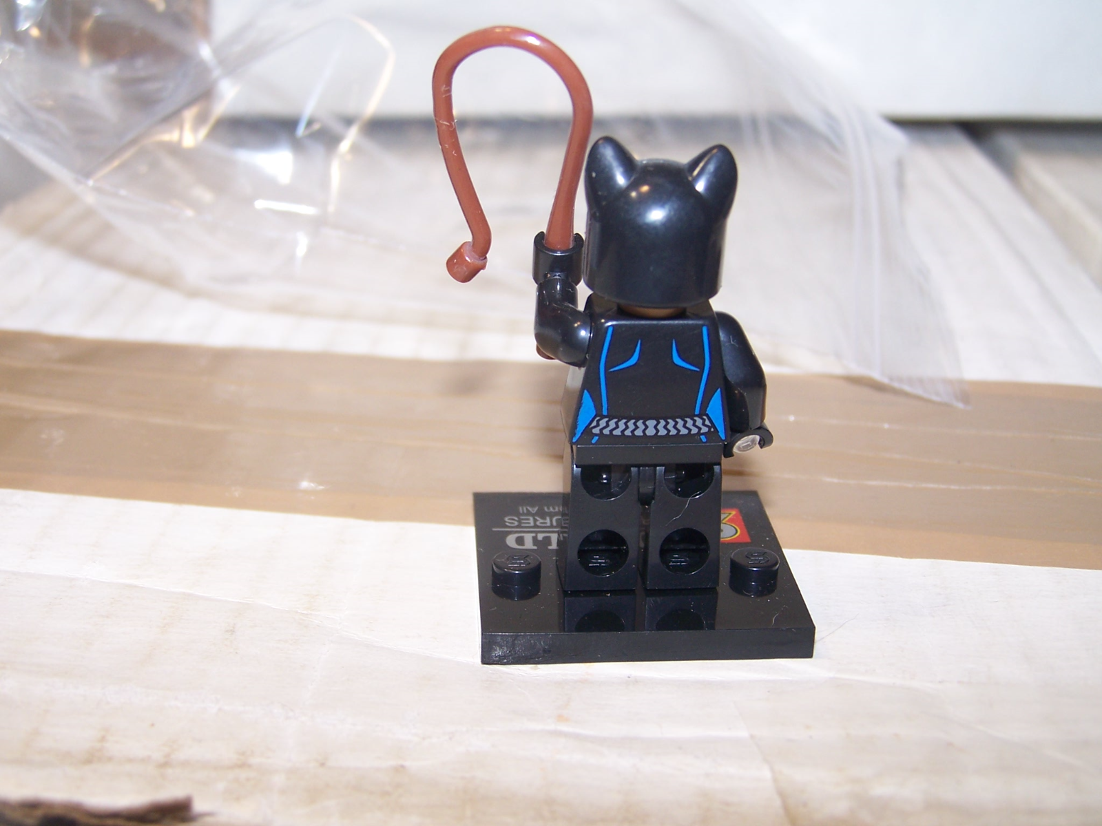 CATWOMAN  MINI FIGURE WITH  WHIP AND JEWEL + BRICK LEGO DC