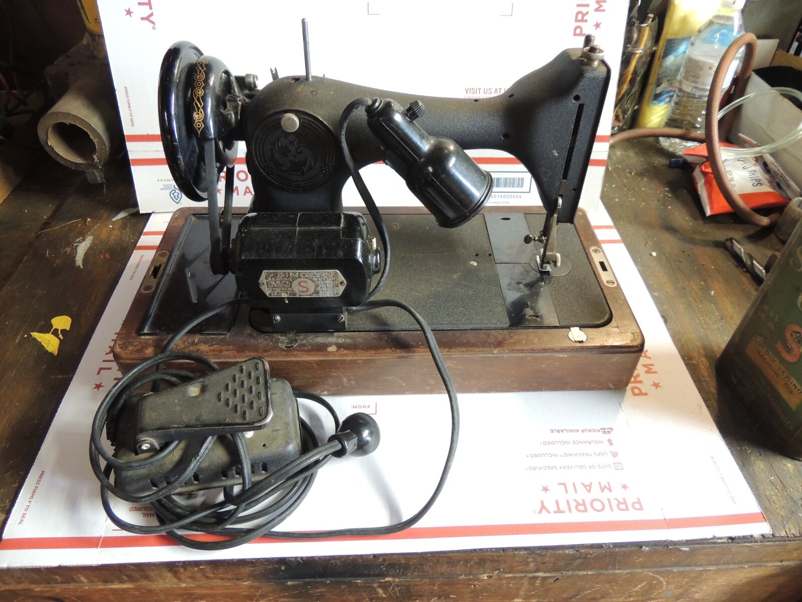 Sewing Machine, Singer, BZ 9-8, Bent Wood, w/Key, Working, w