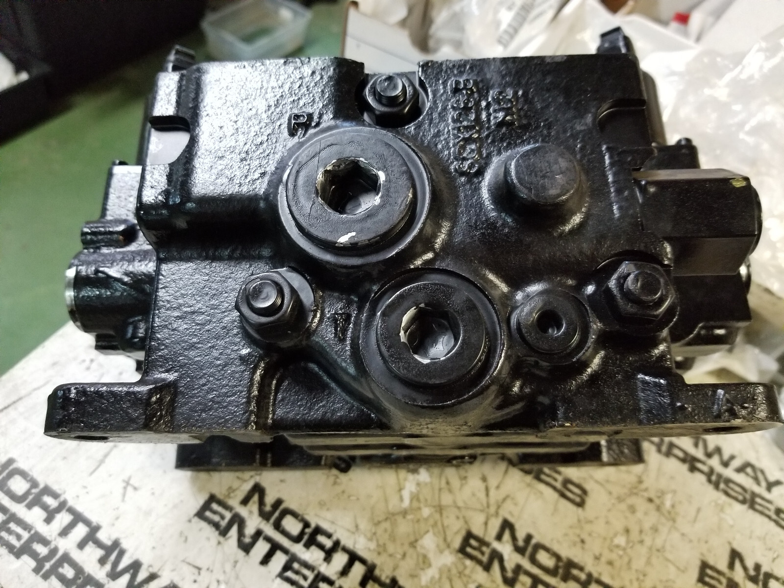 JCB HUSCO VALVE BLOCK ASSEMBLY , SCX120-B3, SX124B, T126117, 4 SPOOL - Picture 5 of 9