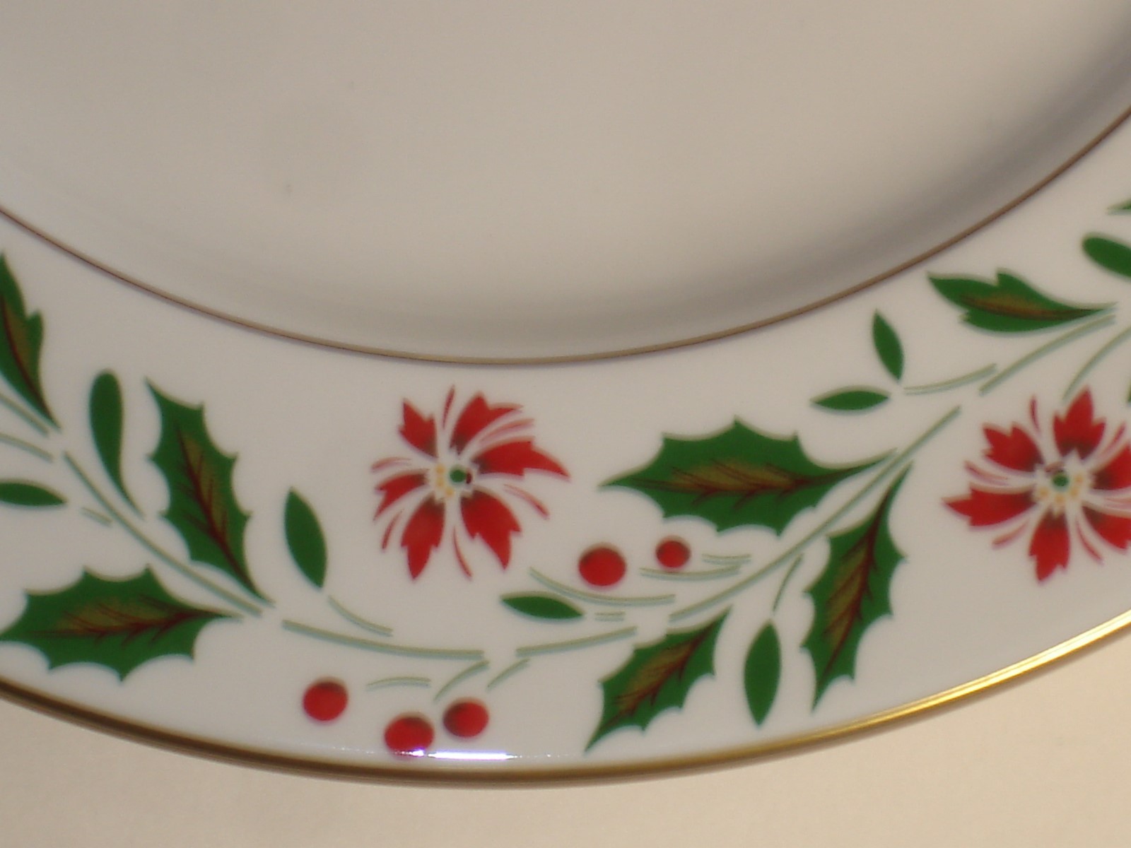 ROYAL DOULTON HOLLY CHRISTMAS DINNER PLATE 10 1/2