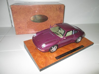 3760 BBURAGO BURAGO EXECUTIVE 1/18 BASE IN LEGNO PORSCHE 911 993 turbo fuxia