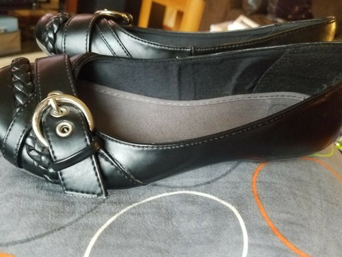 SO TAHNEE Black flat slip on loafer Buckle Braid sz 5 Medium