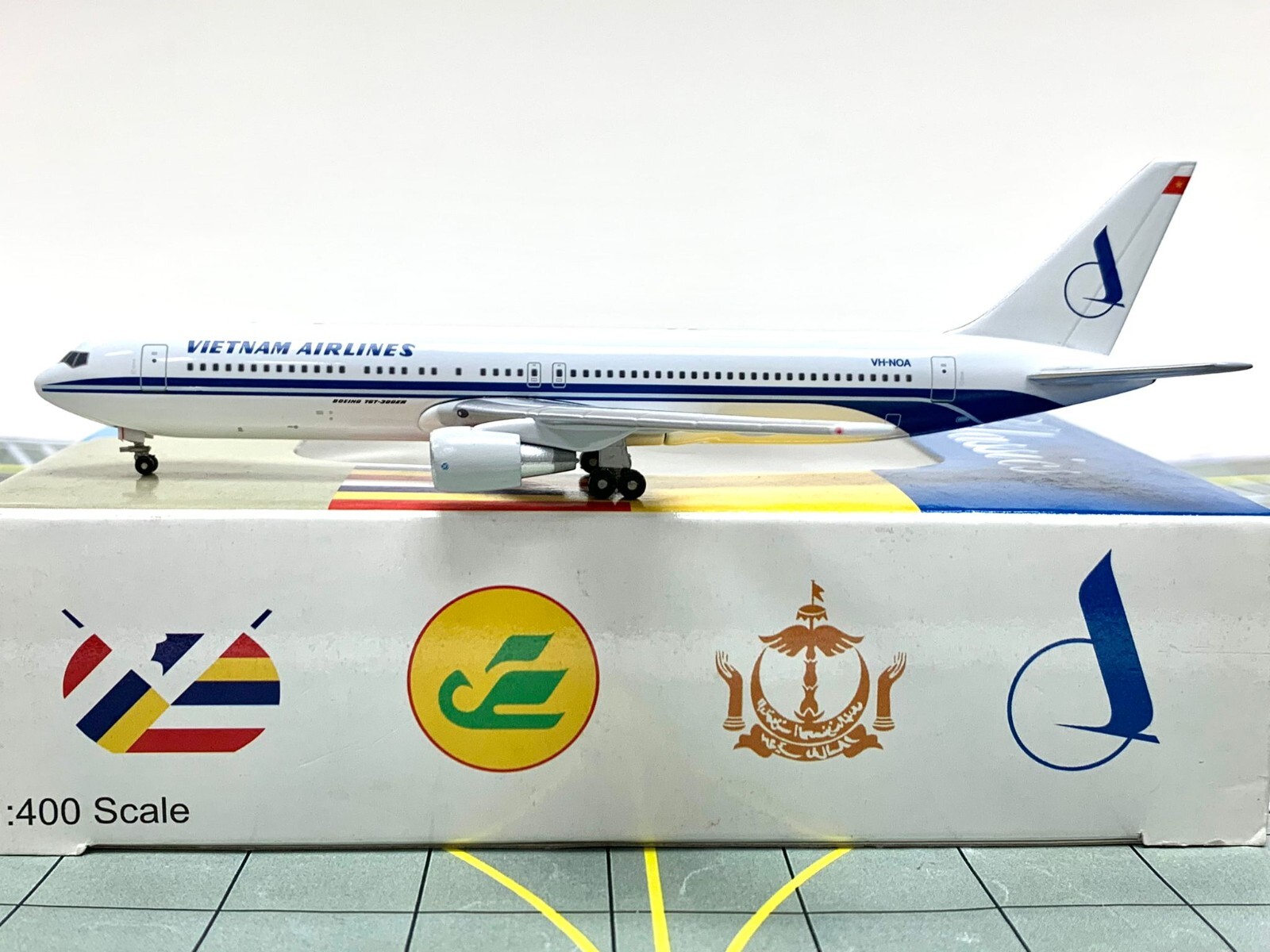 航空機・ヘリコプター AeroClassics 1/400 Olympic Air 737-300