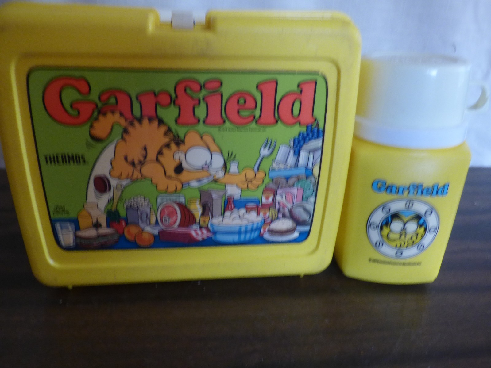 Garfield plastic lunch pail with thermos nice cond. 1976