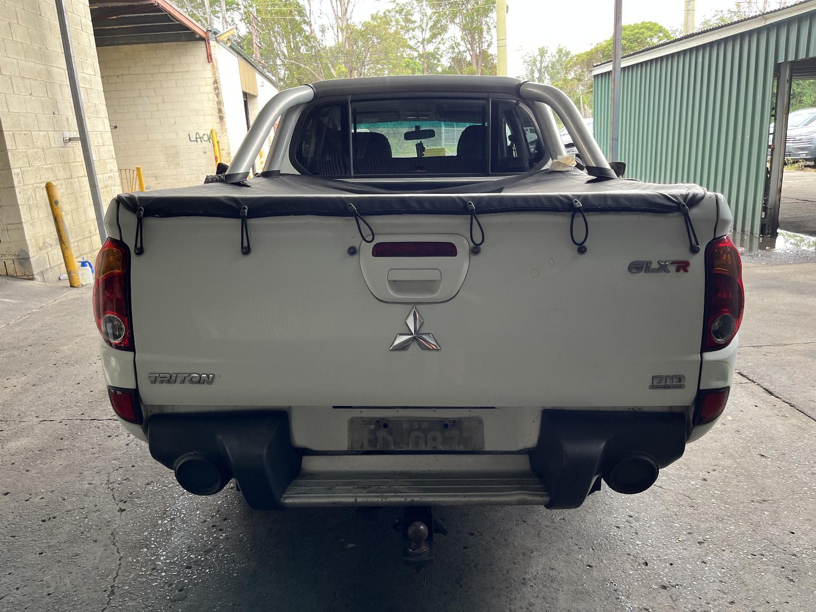 2011 Mitsubishi Triton HEADREST RH REAR CLOTH BLACK MN 08/09-04/15 09 10 11 12 13 image 3