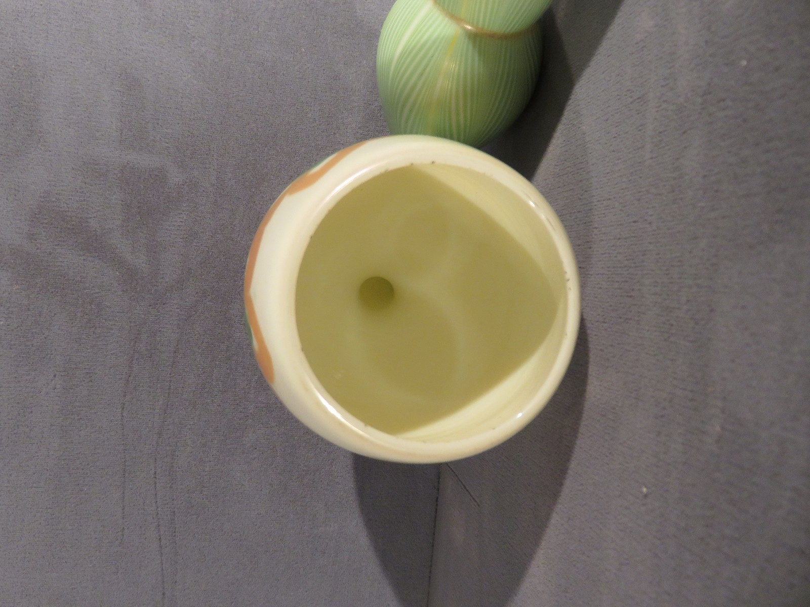 RARE QUEZAL OPAL GLASS PIPE W. GREEN & GOLD BAND & CHAIN  BORDER DECORATION