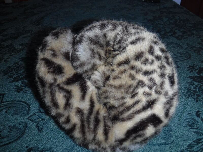 Steiff curled up cat w/ button only 074189?