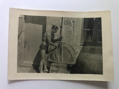 Snapshot Photo originale vintage Jeune Homme maillot de bain filet pêche - SB558