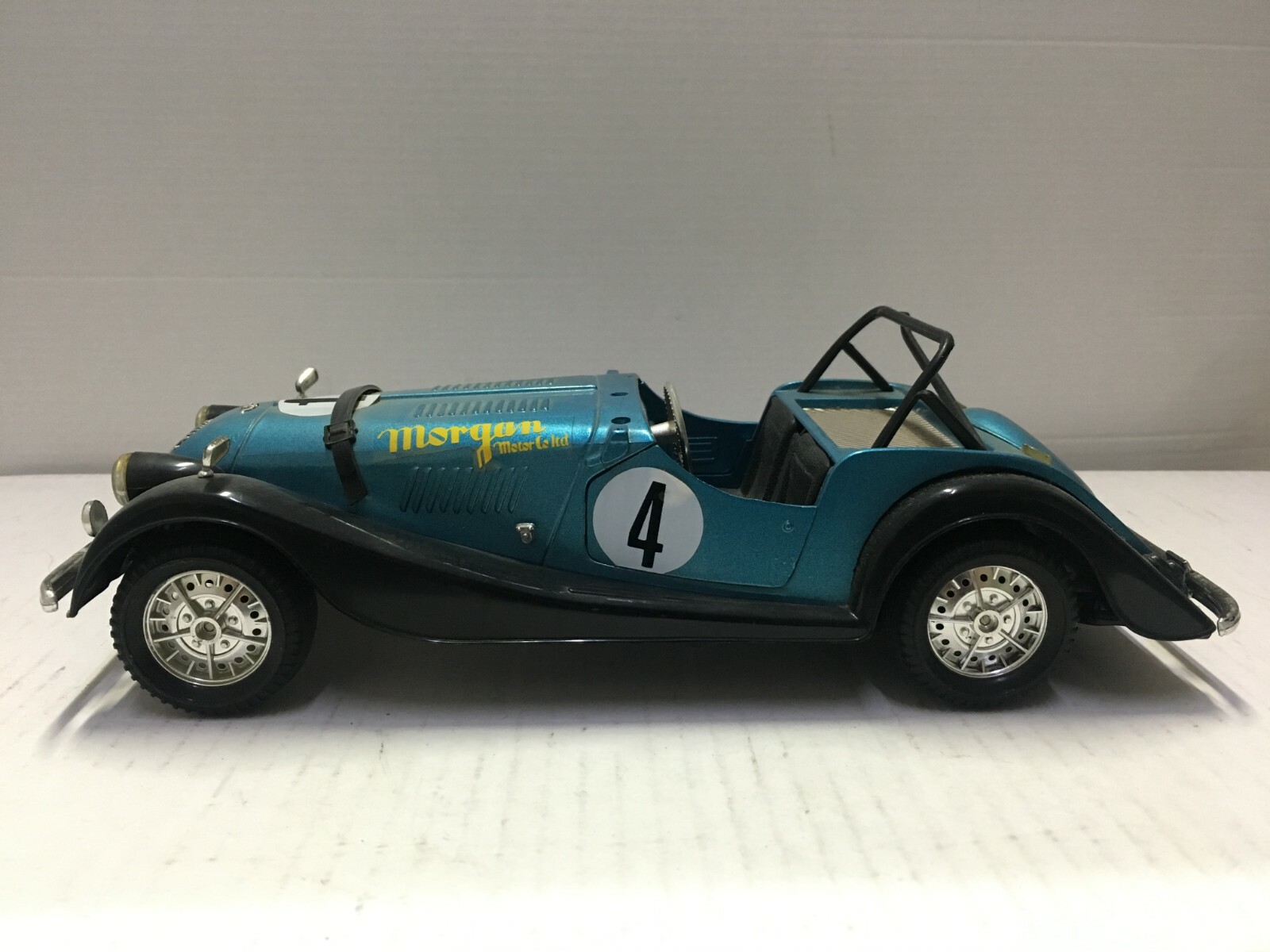 ARII Morgan Plus 8 Auto Salon Series No. 1 1/16 Scale Model