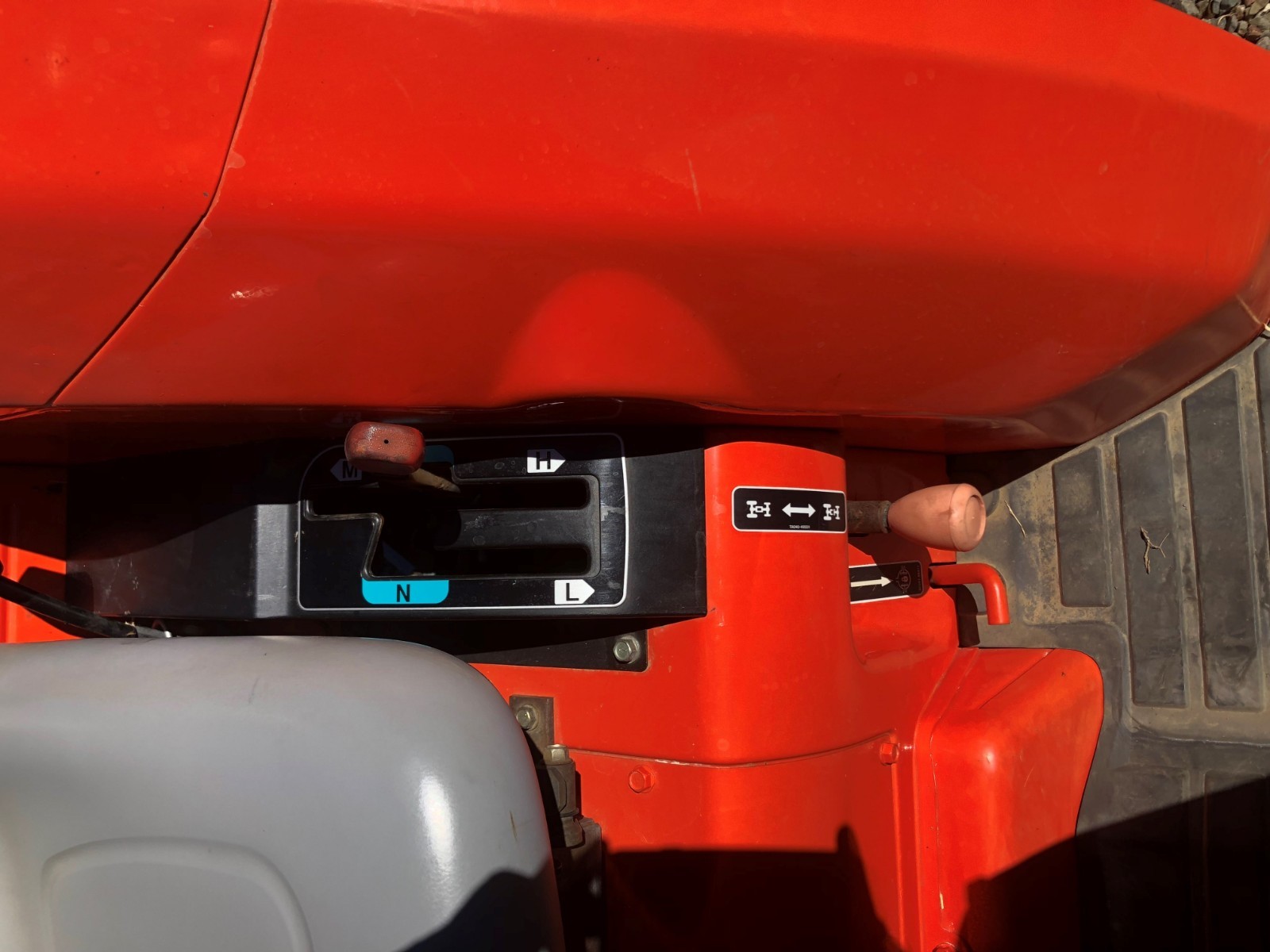 kubota L3710 HST tractor front loader 4X4 Gearmore 72