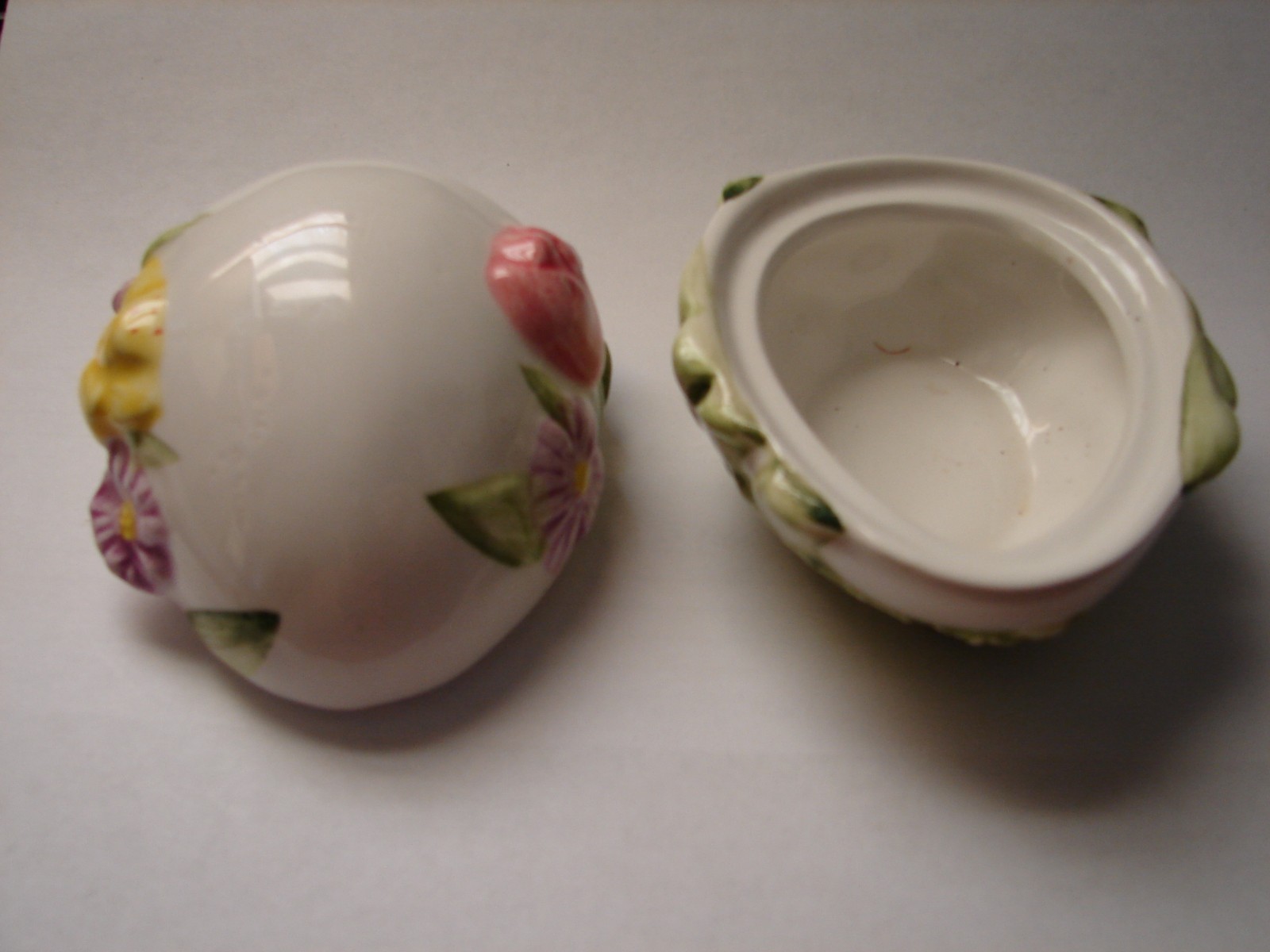 GLASS EGG SHAPED RING HOLDER