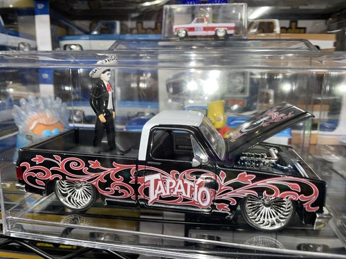 ミニカー TAPATIO Day of the Dead 1985 Chevrolet Tapatio Day Of The Dead 1985 Chevy C10 w/Charro Man Figure