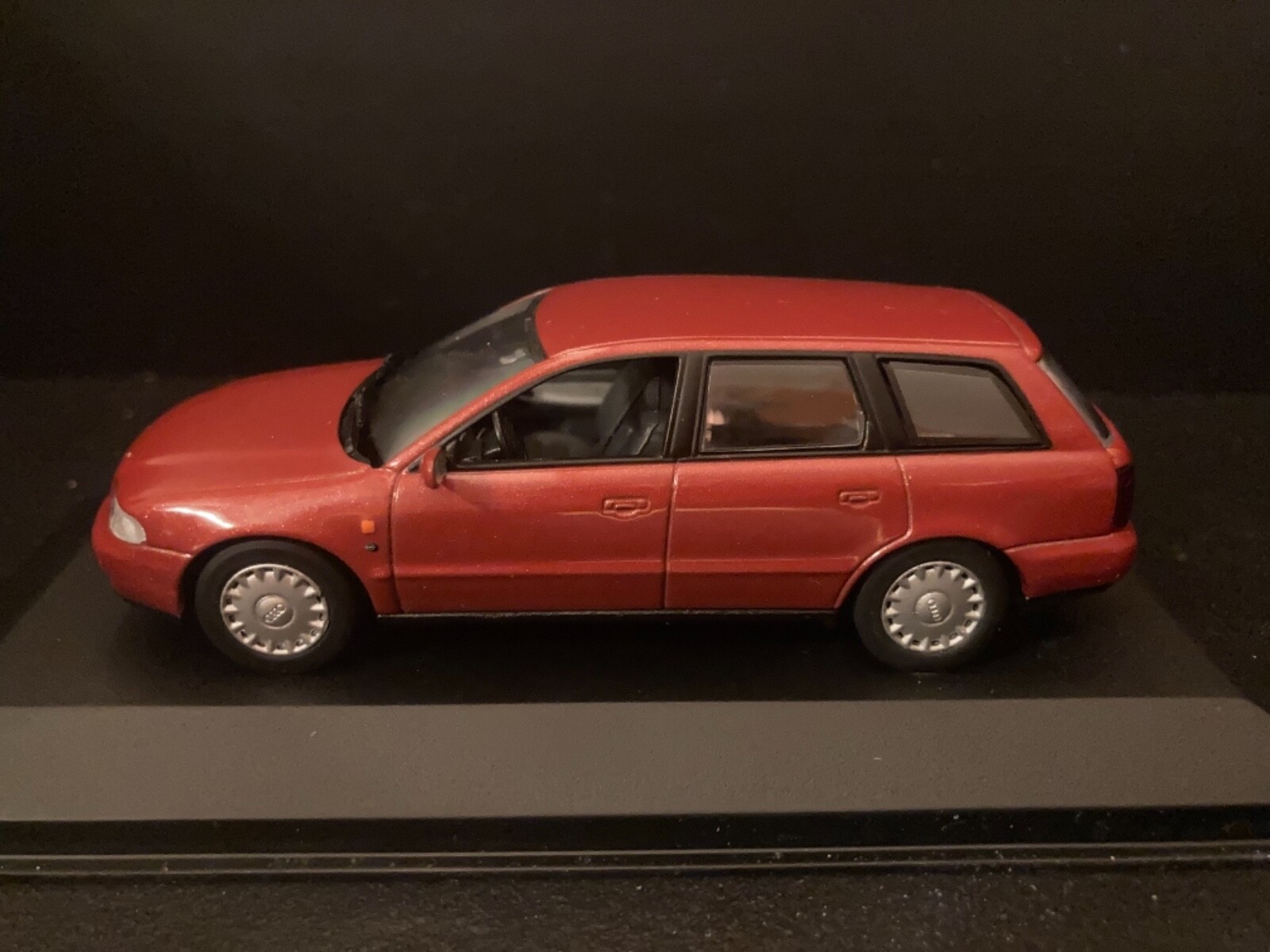 【 MINICHAMPS 】 1/43 AUDI A4 avant ( B5 ) Minichamps 1999 Audi A4 Avant B5 Type 8D5 Station Wagon