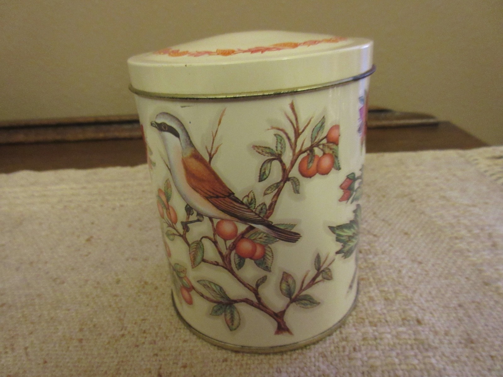 VTG Small DAHER Round Tin - The Tin Box Co. - Made in England Bird/Floral Design