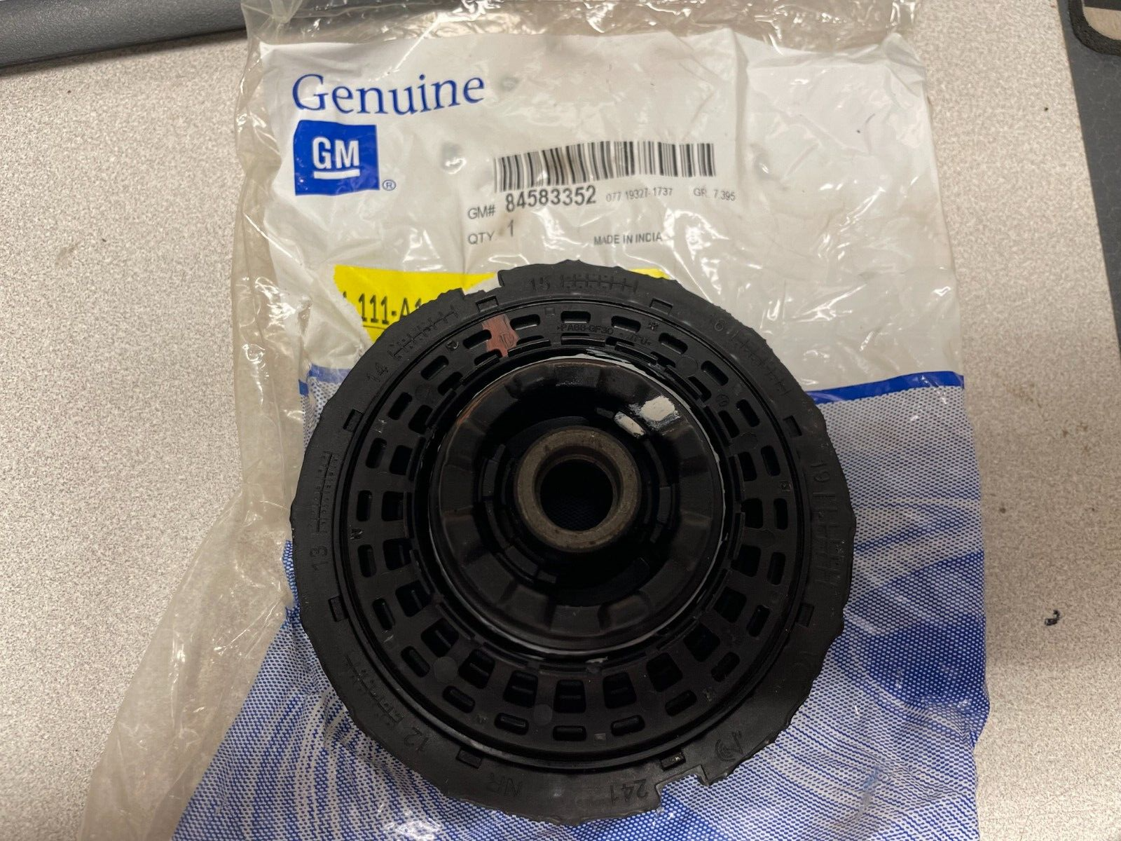 ℳ. NOS GM OEM Suspension Strut Mount 2010-2015 Buick Allure
