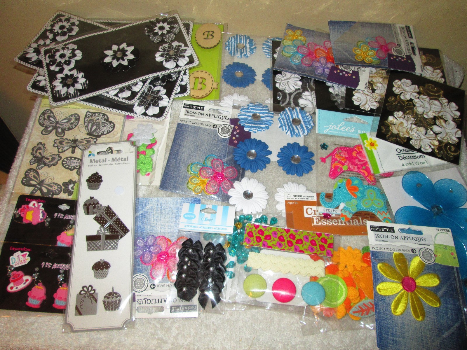 HUGE LOT UNUSED SEWING CRAFT IRON-ON APPLIQUES DIMENTIONAL FABRIC STICKERS +++