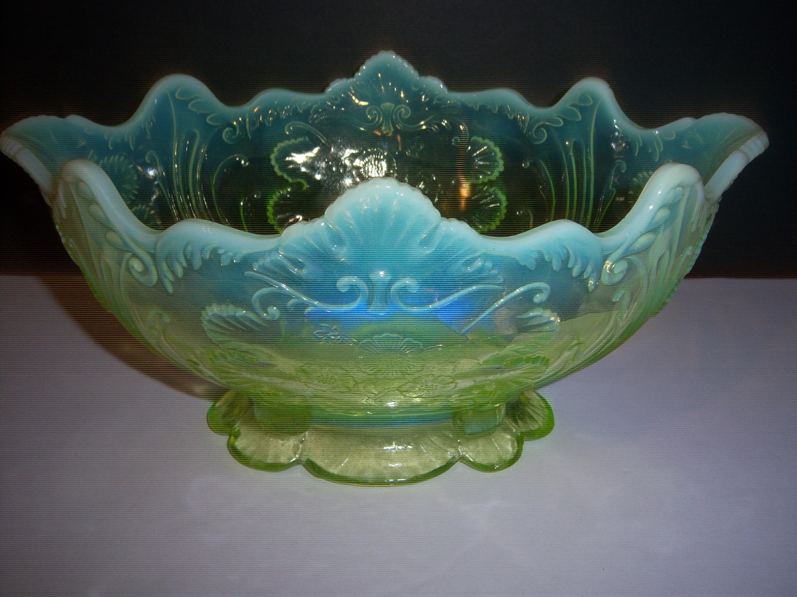.LARGE VASELINE GLASS FRUIT BOWL WITH OPALESCENT EDGE