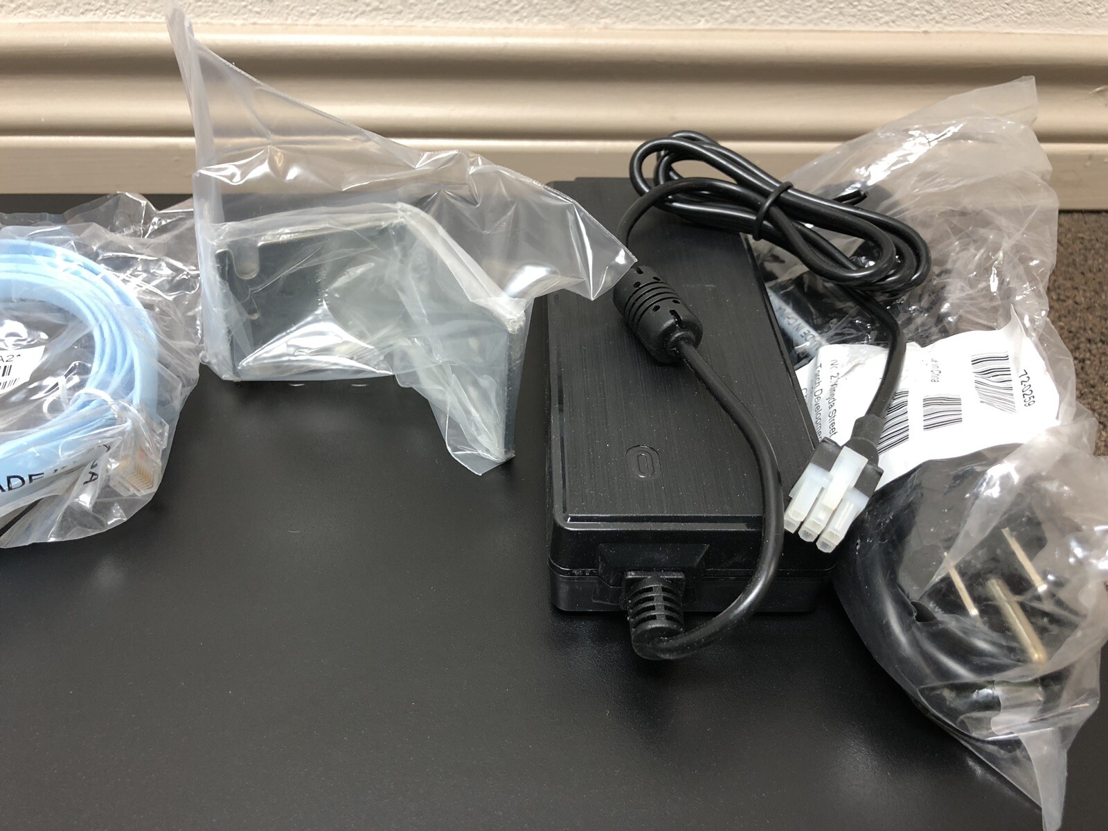 Cisco ISR4321/K9 V04 w/ appxk9, securityk9 & hseck9 included. Pwr Adapter & RM