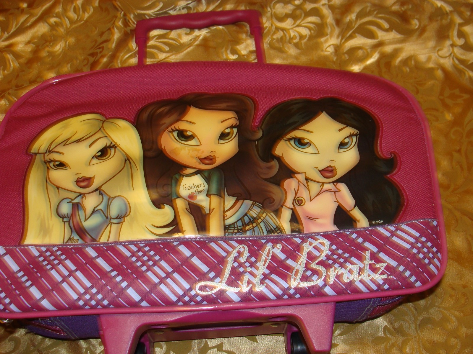 BRATZ SUITCASE PLUS 9 DOLLS a few pairs of SHOES ACCESSORIES LOT