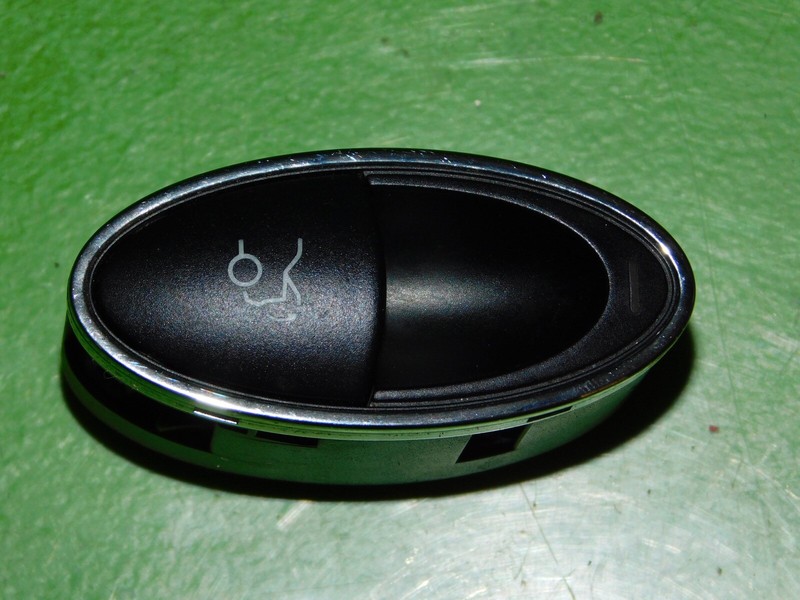 06-11 CLS 550 63 W219 OEM 211821379 rear trunk lid open release button switch