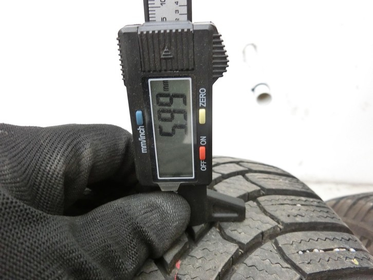 VW Golf VII 7 5G 17-20 2 x Reifen Winterreifen Bridgestone 205/55R16 94 H VW Golf VII 7 5G 17-20 22.11.2019 gebraucht Bild 2