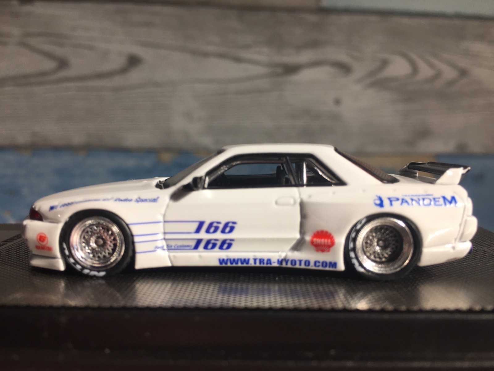 【WEB限定】Nissan Skyline  White With Engine Ignition Model Pre order! IG3227 1/18 Nissan Skyline GT-R
