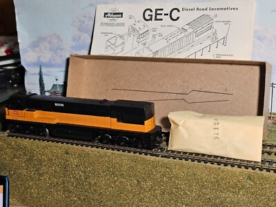 ATHEARN HO #3462 Milwaukee Road (MILW) GE U30C Powered Diesel #8006  Complete OB