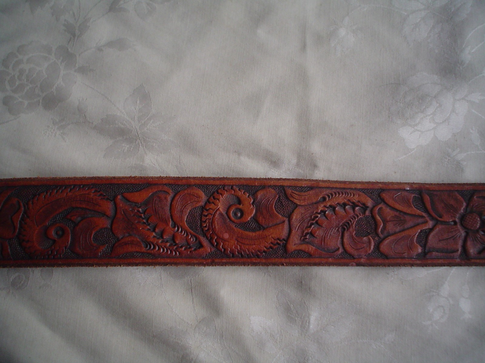 VINTAGE 1980'S LEATHER HAND CARVED BELT, 40