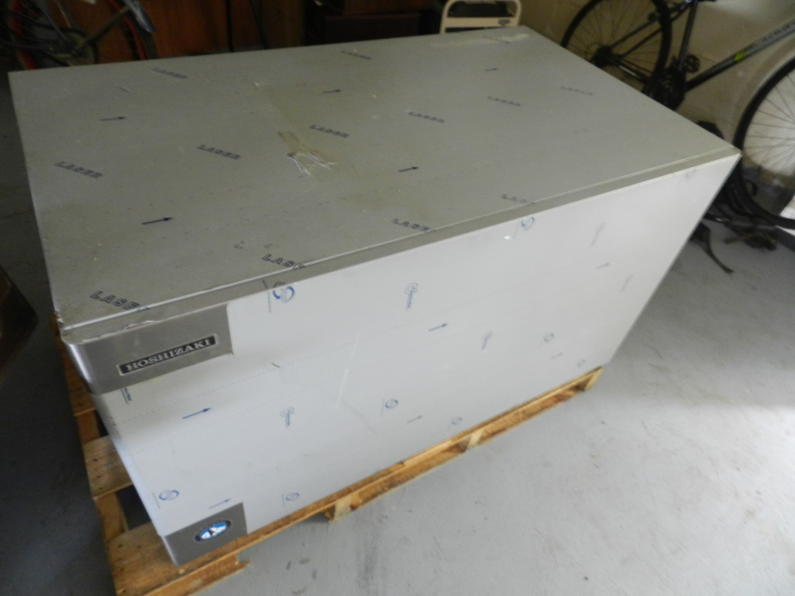 Hoshizaki KM-1301SWH, Crescent Cuber Icemaker,48'' Water-cooled