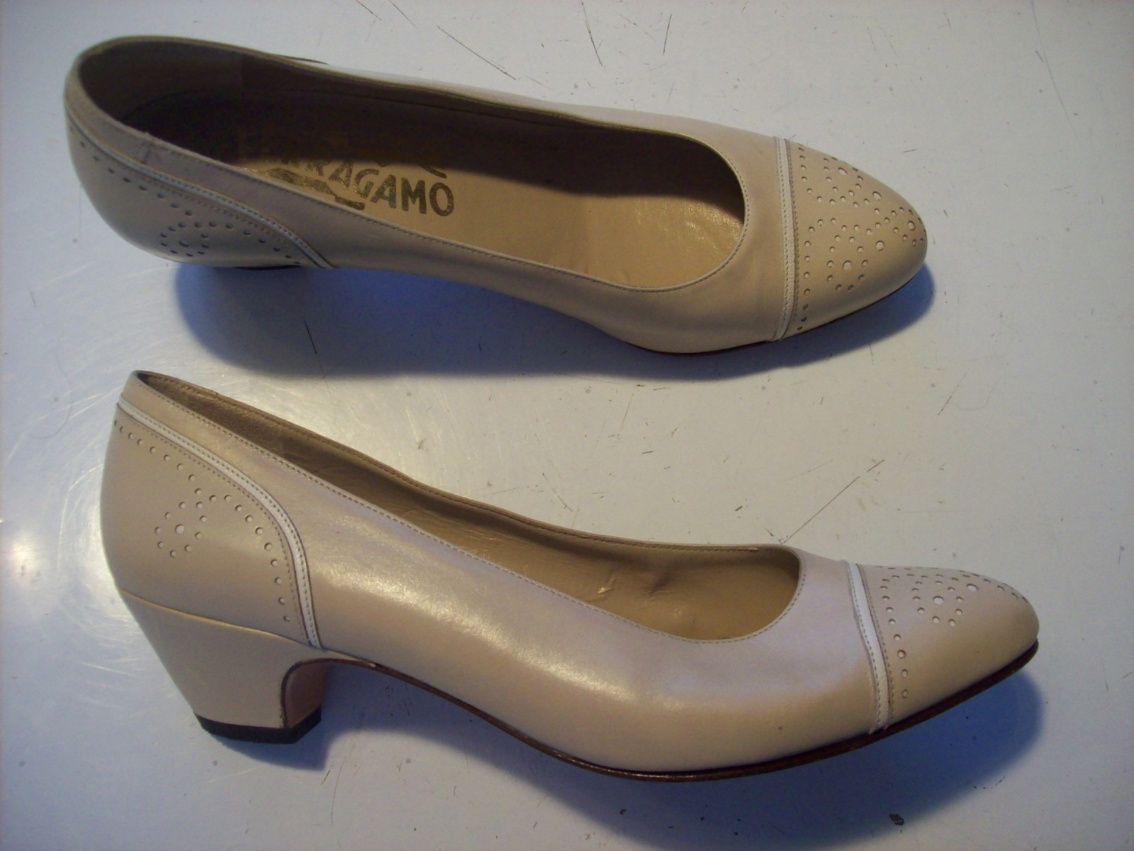 Vintage Salvatore Ferragamo Ivory Leather Pumps Heels Wingtip Shoe Size 5 cLOSeT