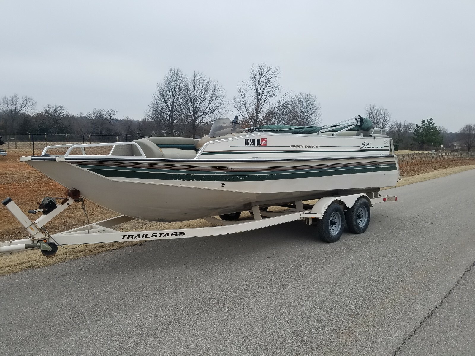 1998 Tracker 21 Party Deck Aluminum Deck boat, lowe,