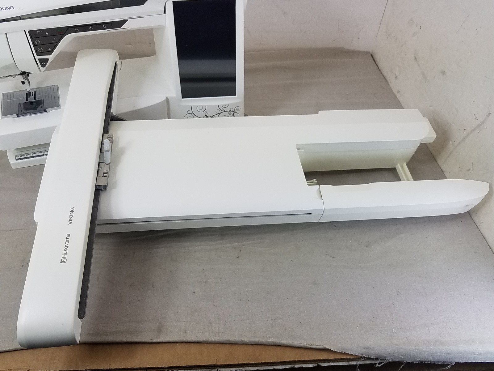 Husqvarna Viking Designed Diamond Deluxe Embroidery Sewing Machine +Accessories