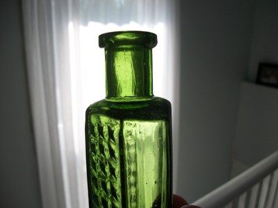 PRETTY EMERALD GREEN 6 SIDED ODD SHAPED POISON 