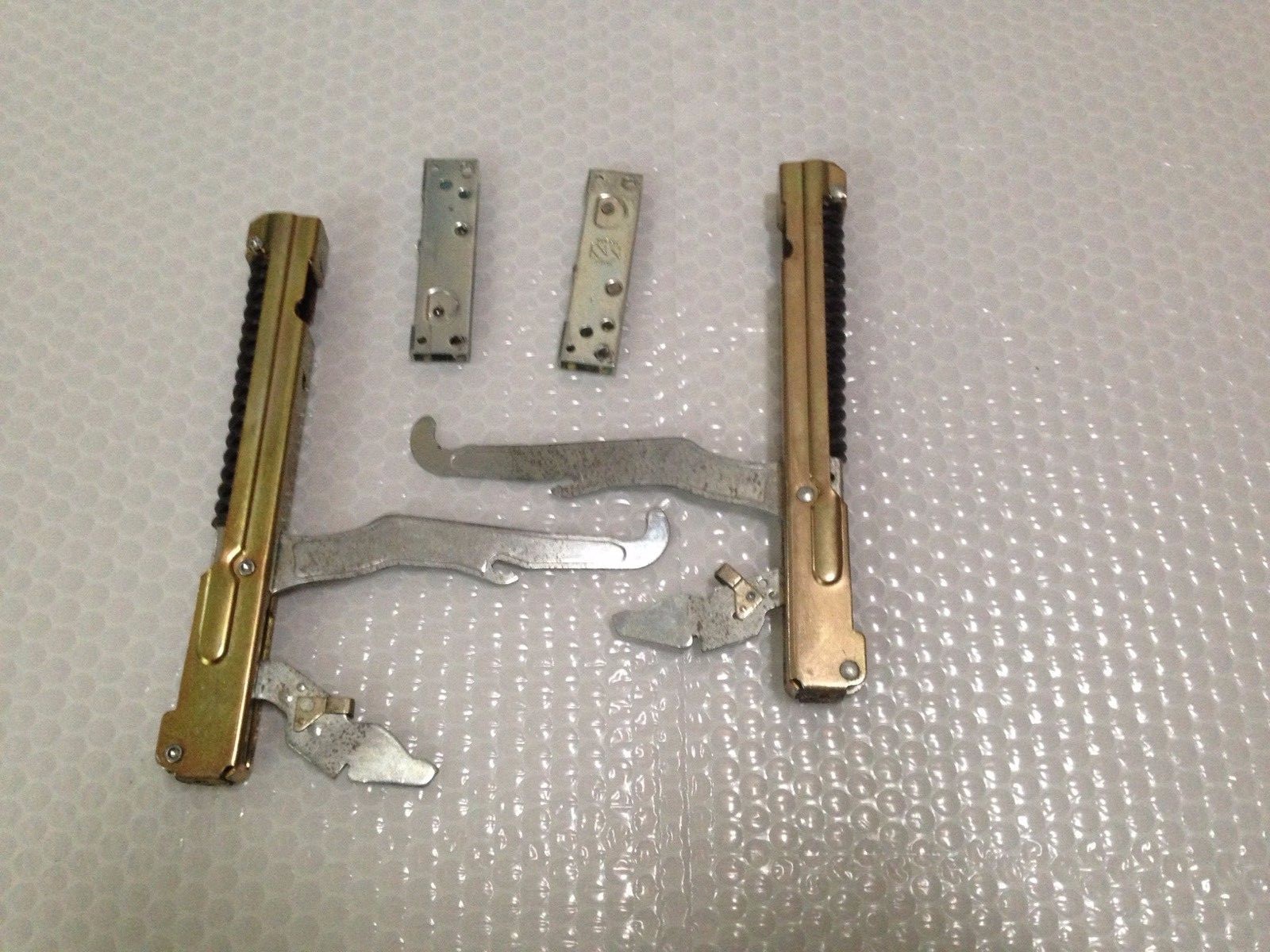 DACOR HINGES AND HINGE RECEPTACLES FROM RSD30 RANGE 82508 701034