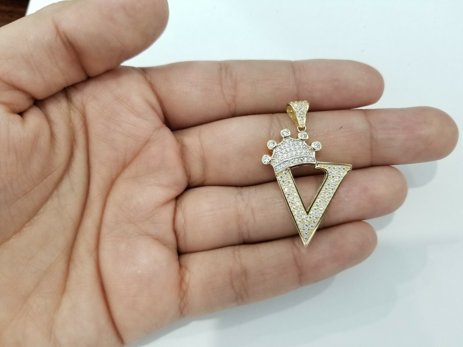 Pre-owned Crown 14k Unisex Yellow Gold  Initial Alphabet Letter V Pendant Charm King Cz