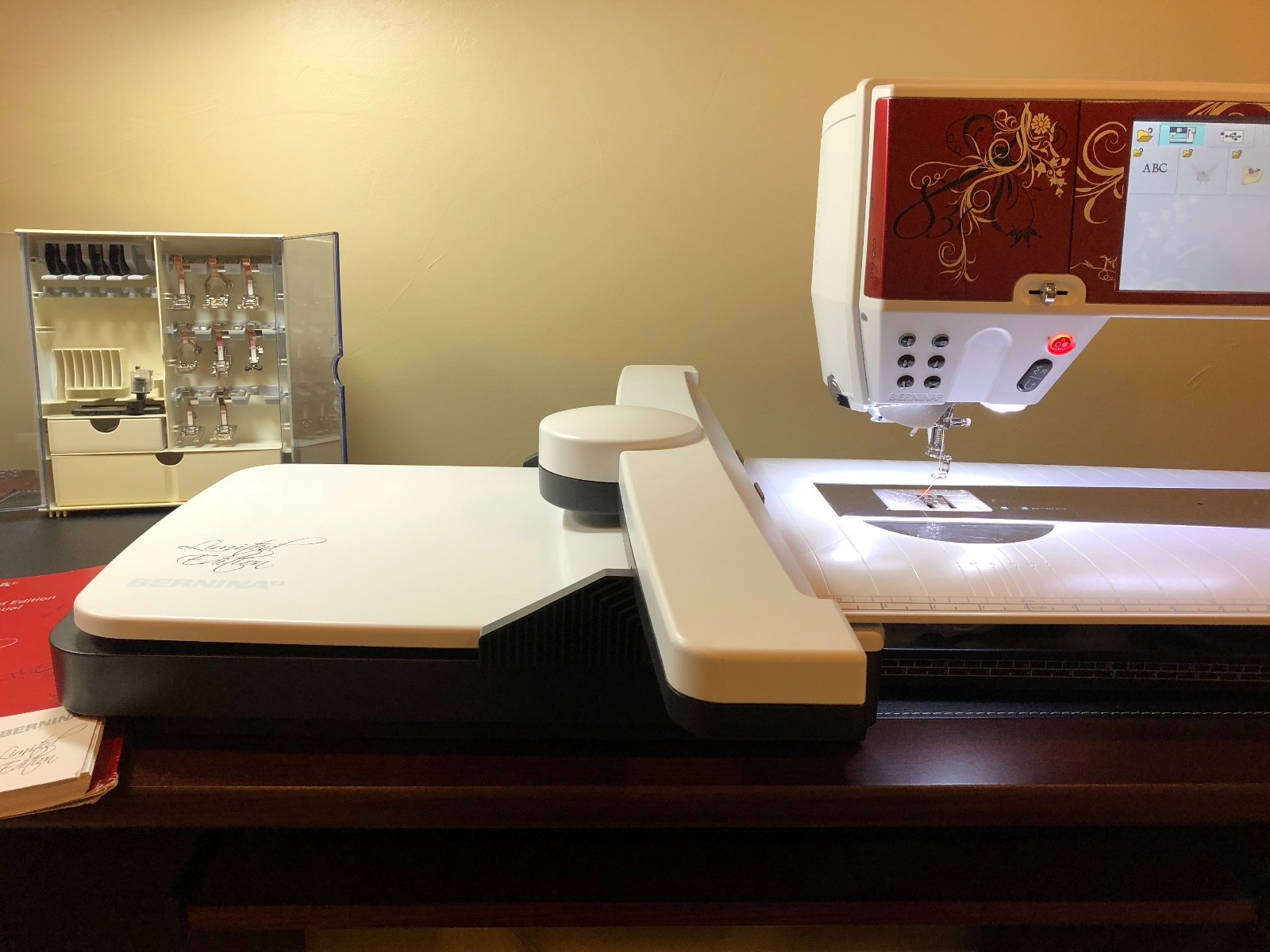 Bernina 830 LE (Limited Edition) Sewing/Quilting/Embroidery Machine