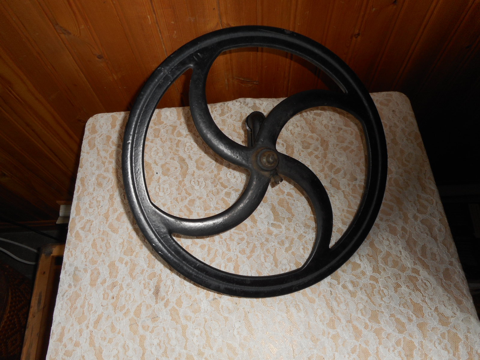 ANTIQUE VINTAGE FAVORITE TREADLE SEWING MACHINE CAST IRON FLYWHEEL